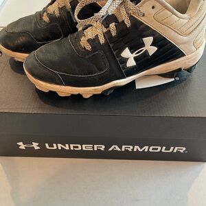Youth under armour cleat size 4.5